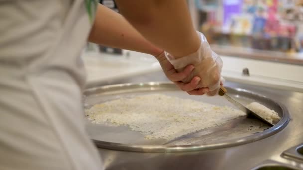 Természetes Jégkrém Előkészítése Thai Stílusban Jégkrém Tekercseket Készítek Hozzávalókkal Hideg — Stock videók