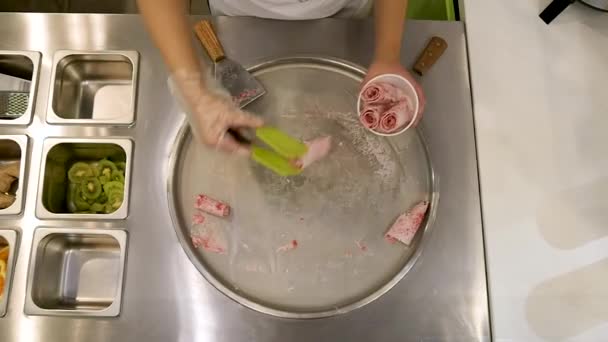 用泰国菜制作天然冰淇淋 用冷盘上的配料做冰淇淋卷 在冷盘上做冰淇淋卷 泰式炒卷冰淇淋 — 图库视频影像