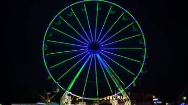 Gece vakti havadan eğlence parkının görüntüsü. Ay Parkı 'nda renkli dönme dolap