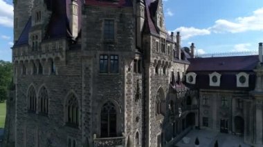 Polonya 'daki Moszna Kalesi' nin havadan görünüşü, dünyanın en muhteşem kalelerinden biri. Avrupa 'da görmek için ünlü yerler. Dünya mirası.