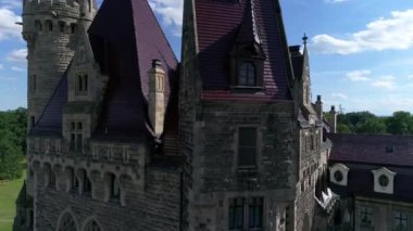 Polonya 'daki Moszna Kalesi' nin havadan görünüşü, dünyanın en muhteşem kalelerinden biri. Avrupa 'da görmek için ünlü yerler. Dünya mirası.