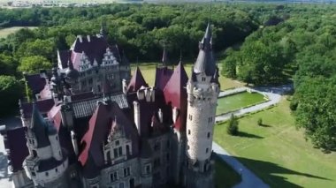 Baltık Denizi 'nin güzel, sakin ve rahatlatıcı günbatımının havadan görünüşü. Yanan güneşli kızıl gökyüzü, güzel dalgalar. Martı uçuyor..