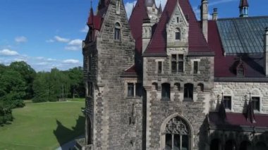 Baltık Denizi 'nin güzel, sakin ve rahatlatıcı günbatımının havadan görünüşü. Yanan güneşli kızıl gökyüzü, güzel dalgalar. Martı uçuyor..