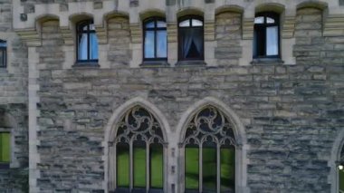 Zaman atlaması, gece vakti eğlence parkının havadan görünüşü. Ay Parkı 'nda renkli dönme dolap