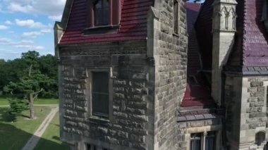 Polonya 'daki Moszna Kalesi' nin havadan görünüşü, dünyanın en muhteşem kalelerinden biri. Avrupa 'da görmek için ünlü yerler. Dünya mirası.