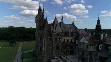 Polonya 'daki Moszna Kalesi' nin havadan görünüşü, dünyanın en muhteşem kalelerinden biri. Avrupa 'da görmek için ünlü yerler. Dünya mirası.