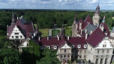 Polonya 'daki Moszna Kalesi' nin havadan görünüşü, dünyanın en muhteşem kalelerinden biri..