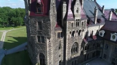 Polonya 'daki Moszna Kalesi' nin havadan görünüşü, dünyanın en muhteşem kalelerinden biri. Avrupa 'da görmek için ünlü yerler. Dünya mirası.