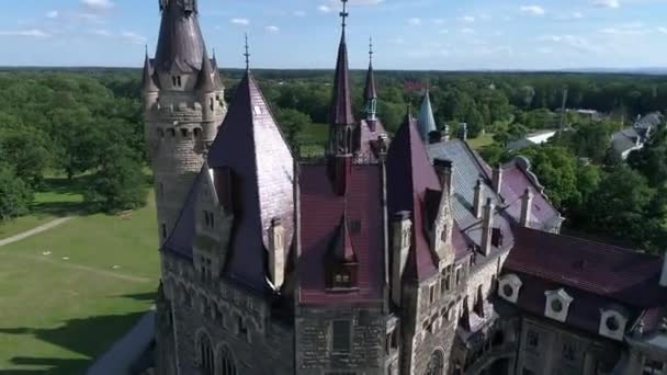 世界で最も壮大な城の一つであるポーランドのモズナ城の空中ビュー ヨーロッパで有名な場所を参照してください 世界遺産 — ストック動画