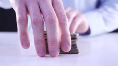 Bir sürü para konsepti. Tişörtlü iş adamı sayıyor ve bir yığın banknot atıyor. Konsept: Bankadan borç para, uzaktan çalışma, evden çalışma, krediler, krediler, para kazanmak, Polonya para birimi