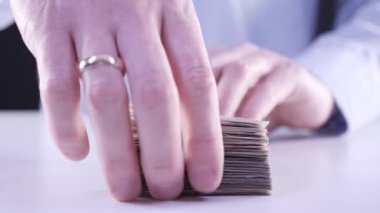 Bir sürü para konsepti. Gömlekli bir iş adamı Polonya parası yığını sunuyor. Konsept: Bankadan borç para, uzaktan çalışma, evden çalışma, krediler, krediler, para kazanmak, Polonya para birimi