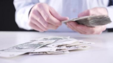 Bir sürü para konsepti. Tişörtlü iş adamı sayıyor ve bir yığın banknot atıyor. Konsept: Bankadan borç para, uzaktan çalışma, evden çalışma, krediler, krediler, para kazanmak, Polonya para birimi