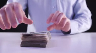 Bir sürü para konsepti. Gömlekli bir iş adamı yığınla banknot sunuyor. Konsept: Bankadan borç para, uzaktan çalışma, evden çalışma, krediler, krediler, para kazanmak, Polonya para birimi