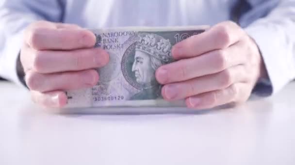 Kupa Pieniędzy Biznesmen Koszuli Prezentuje Stos Banknotów Koncepcja Pożyczanie Pieniędzy — Wideo stockowe