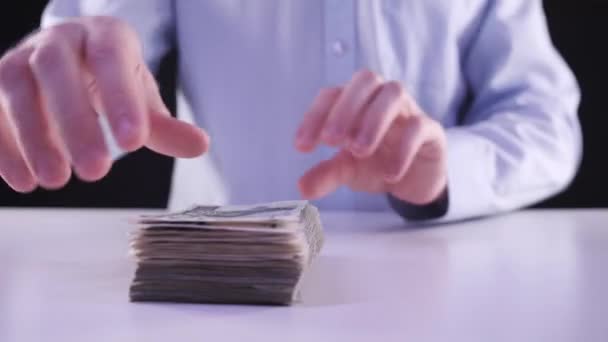 Bündel Von Geld Konzept Geschäftsmann Hemd Präsentiert Einen Stapel Banknoten — Stockvideo