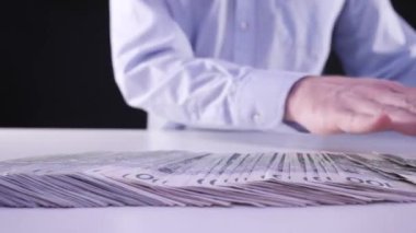 Bir sürü para konsepti. Gömlekli bir iş adamı Polonya parası yığını sunuyor. Konsept: Bankadan borç para, uzaktan çalışma, evden çalışma, krediler, krediler, para kazanmak, Polonya para birimi