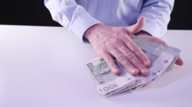 Bir sürü para konsepti. Gömlekli bir iş adamı Polonya parası yığını sunuyor. Konsept: Bankadan borç para, uzaktan çalışma, evden çalışma, krediler, krediler, para kazanmak, Polonya para birimi