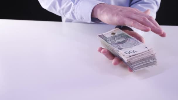 Ένα Μάτσο Λεφτά Επιχειρηματίας Πουκάμισο Παρουσιάζει Σωρός Από Πολωνικά Χρήματα — Αρχείο Βίντεο