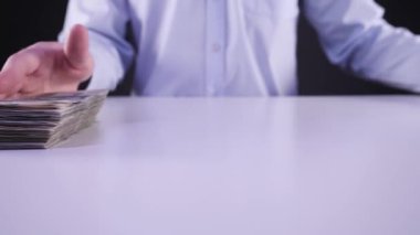 Suşi ustası Japon restoranında taze ve lezzetli suşi ruloları servis ediyor ve tabağa koyuyor. Konsept: bambu matında suşi rulosu yapmak. Suşi yapmak, malzemeleri kesmek.