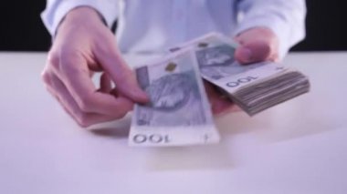 Bir sürü para konsepti. Gömlekli bir iş adamı Polonya parası sayıyor. Konsept: kredi, uzaktan çalışma, kredi verme, para kazanma, Polonya para birimi, kazanç, Polonya 'da iş