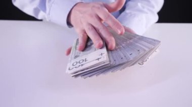 Bir sürü para konsepti. Gömlekli bir iş adamı Polonya parası gösteriyor. Konsept: kredi, uzaktan çalışma, kredi verme, para kazanma, Polonya para birimi, kazanç, Polonya 'da iş