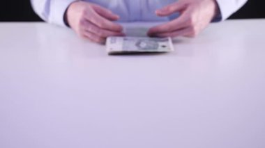 Bir sürü para konsepti. Gömlekli bir iş adamı Polonya parası gösteriyor. Konsept: kredi, uzaktan çalışma, kredi verme, para kazanma, Polonya para birimi, kazanç, Polonya 'da iş
