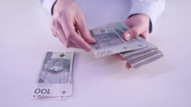 Suşi ustası Japon restoranında taze ve lezzetli suşi ruloları servis ediyor ve tabağa koyuyor. Konsept: bambu matında suşi rulosu yapmak. Suşi yapmak, malzemeleri kesmek.