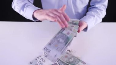 Suşi ustası Japon restoranında taze ve lezzetli suşi ruloları servis ediyor ve tabağa koyuyor. Konsept: bambu matında suşi rulosu yapmak. Suşi yapmak, malzemeleri kesmek.