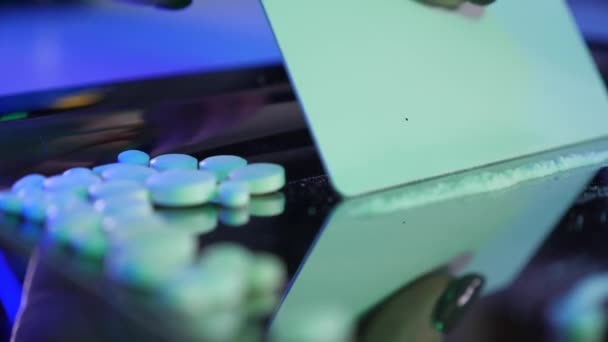 Ezüst Tálca Por Gyógyszerekkel Pénzzel Tablettákkal Nők Kokaint Szívnak Szaglászáshoz — Stock videók