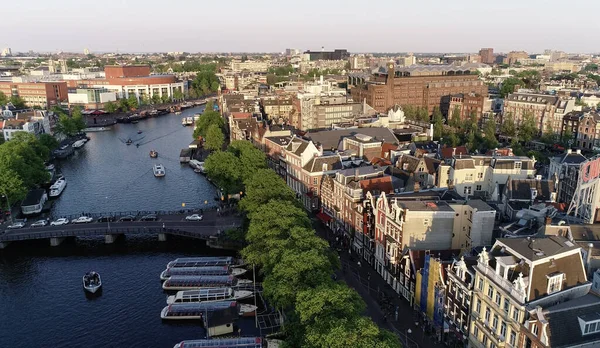 欧洲阿姆斯特丹的全景航空图 俯瞰运河和旧中心区 阿姆斯特丹著名的名胜古迹和典型的温暖色彩的杜奇建筑 — 图库照片