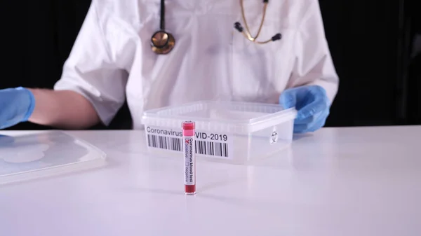 Asegurar Prueba Sangre Positiva Del Coronavirus Envase Etiquetado Riesgo Biológico — Foto de Stock