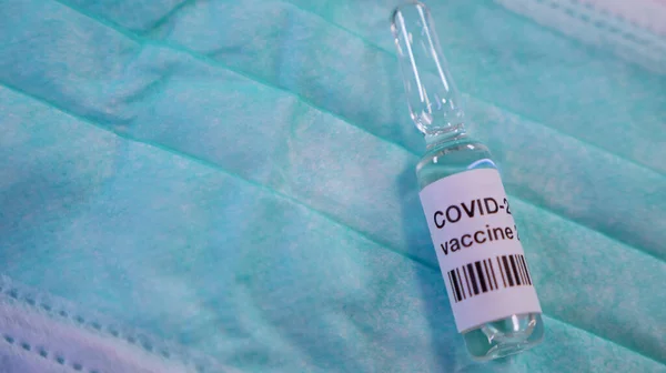 Vacuna Contra Coronavirus Con Máscara Médica Verde Cerca Concepto Protección — Foto de Stock