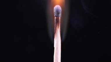 Siyah arkaplandaki izole yanmış kibrit. Başka bir kibrit kullanarak kibrit yakıyorum. Çok detaylı makro görüntüler. Kavram Kapanışı: mesleki tükenme, yangın alevleri