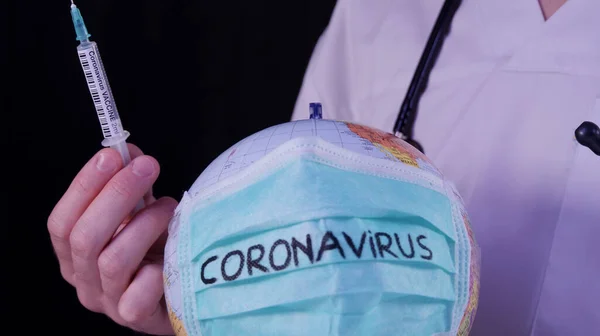 Coronavirus Járvány Koncepció Világszerte Zöld Orvosi Maszkkal Orvos Fecskendőt Tart — Stock Fotó