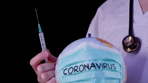 閉めろ コロナウイルスの流行概念 緑の医療マスクの世界のグローバルバス Covid 19ワクチンで注射器を保持し 抗ウイルス注射を行います 世界地図 武漢ウイルスパンデミック — ストック写真