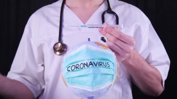 Concepto Epidémico Coronavirus Globo Mundial Con Máscara Médica Verde Médico — Vídeo de stock