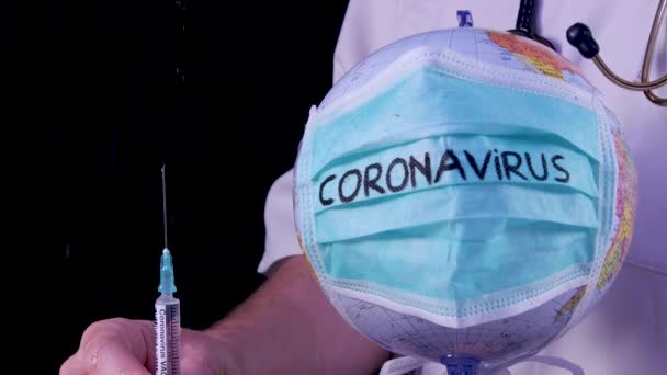 Conceito Epidemia Coronavírus Globo Mundial Com Máscara Médica Verde Médico — Vídeo de Stock