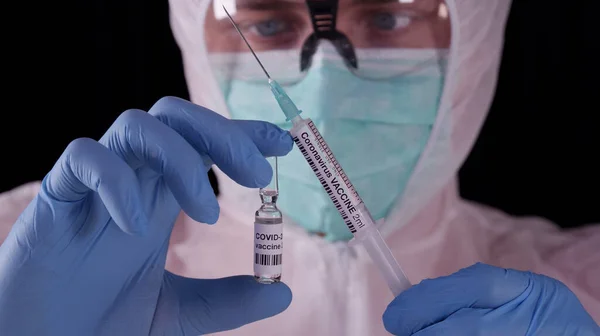Concepto Vacuna Coronavirus Covid 2019 Hombre Con Uniforme Blanco Seguridad — Foto de Stock