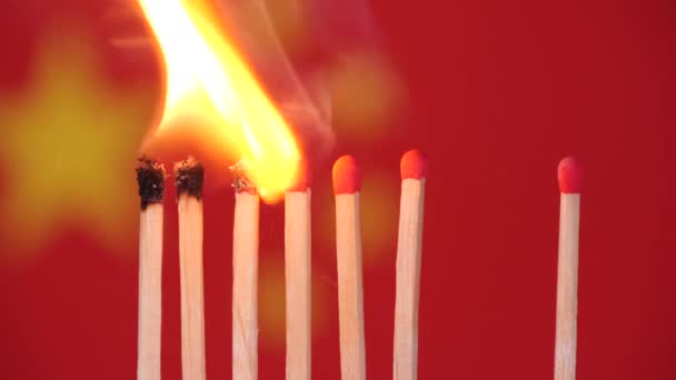 Оставайтесь Дома Остановите Эпидемию Коронавируса Сожжение Спичек Фоне Китайского Флага — стоковое видео