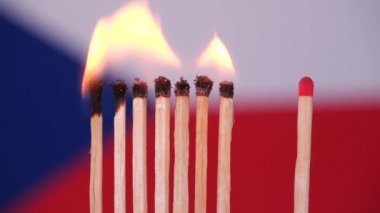 Evde kal, Coronavirüs salgınını önle. Çek haritasının arka planında kibrit yakma. Kavram: Yayılan salgın, domino etkisi, COVID-19, Wuhan virüsü, izole edilmiş kibritler, Dünya için dua et.