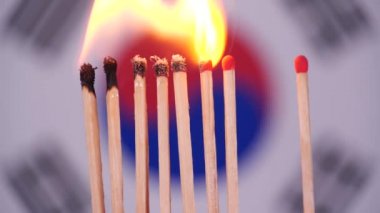 Evde kal, Coronavirüs salgınını önle. Güney Kore haritasında eşleşme var. Kavram: salgın hastalık yayılması, domino etkisi, COVID-19, Wuhan virüsü, izole edilmiş kibritler, Kore için dua etmek.