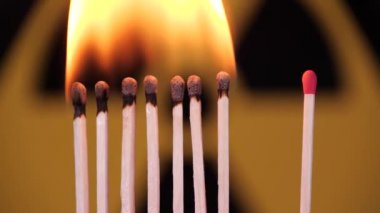Evde kal, Coronavirüs salgınını önle. Radyoaktif arka planda kibrit yakılıyor. Kavram: Yayılan salgın, domino etkisi, COVID-19, Wuhan virüsü, izole edilmiş kibritler, Dünya için dua et.