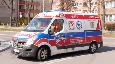 Silesia, Polonya, 2 Nisan 2020: Coronavirus salgını, Polonya Ambulans Servisi 'nin sağlık personeli, koşuşturmadan sonra test merkezi. Bulaşıcı hastalıklar hastanesi. Avrupa 'da Covid-19 salgını.
