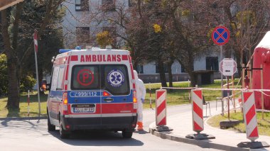 Silesia, Polonya, 2 Nisan 2020: Coronavirus salgını, Polonya Ambulans Servisi 'nin sağlık personeli, koşuşturmadan sonra test merkezi. Bulaşıcı hastalıklar hastanesi. Avrupa 'da Covid-19 salgını.