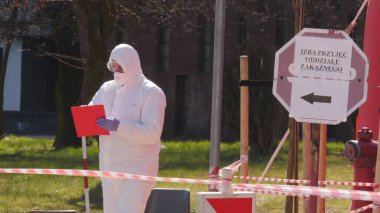 Silesia, Polonya, 2 Nisan 2020: Coronavirus salgını, Polonya Ambulans Servisi 'nin sağlık personeli, koşuşturmadan sonra test merkezi. Bulaşıcı hastalıklar hastanesi. Avrupa 'da Covid-19 salgını.