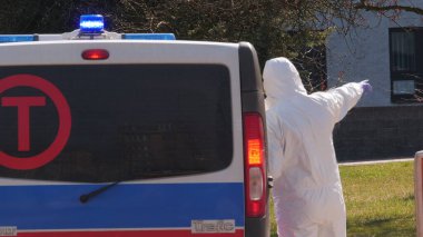 Silesia, Polonya, 2 Nisan 2020: Coronavirus salgını, Polonya Ambulans Servisi 'nin sağlık personeli, koşuşturmadan sonra test merkezi. Bulaşıcı hastalıklar hastanesi. Avrupa 'da Covid-19 salgını.