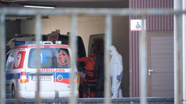 Silesia, Polonya, 2 Nisan 2020: Coronavirus salgını, Polonya Ambulans Servisi 'nin sağlık personeli, koşuşturmadan sonra test merkezi. Bulaşıcı hastalıklar hastanesi. Covid-19 'lu hastaların tahliyesi