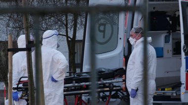 Silesia, Polonya, 2 Nisan 2020: Coronavirus salgını, Polonya Ambulans Servisi 'nin sağlık personeli, koşuşturmadan sonra test merkezi. Bulaşıcı hastalıklar hastanesi. Covid-19 'lu hastaların tahliyesi