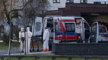 Silesia, Polonya, 2 Nisan 2020: Coronavirus salgını, Polonya Ambulans Servisi 'nin sağlık personeli, koşuşturmadan sonra test merkezi. Bulaşıcı hastalıklar hastanesi. Covid-19 'lu hastaların tahliyesi