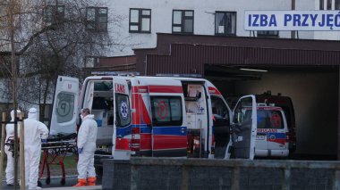 Silesia, Polonya, 2 Nisan 2020: Coronavirus salgını, Polonya Ambulans Servisi 'nin sağlık personeli, koşuşturmadan sonra test merkezi. Bulaşıcı hastalıklar hastanesi. Covid-19 'lu hastaların tahliyesi